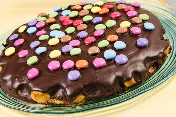 Smarties ile çikolatalı kek - Stok İmaj