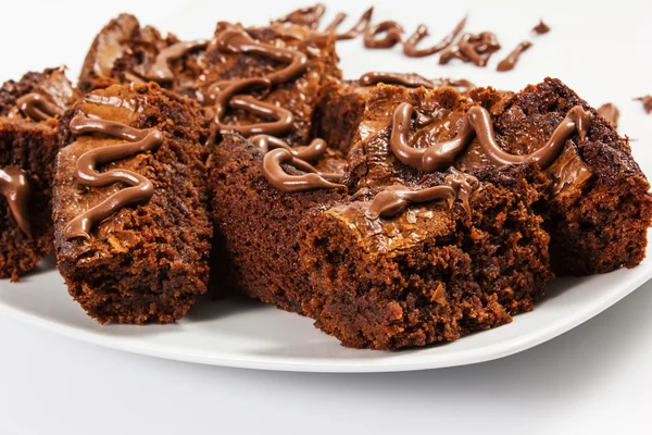 Choklad brownies på vit platta — Stockfoto