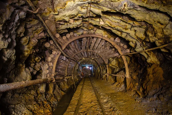 Podziemne przejście kopalni z szyn — Zdjęcie stockowe