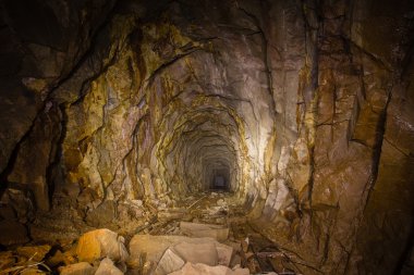 Yer altında benim eğimli raylar ile geçiş