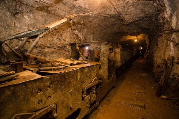 Podziemne lokomotywy kopalni na szynach — Zdjęcie stockowe