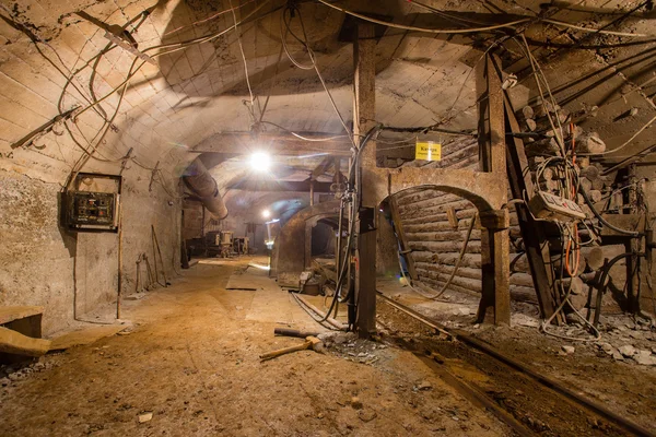 Passagem subterrânea do túnel da mina de ouro com dumper do vagão do minério — Fotografia de Stock