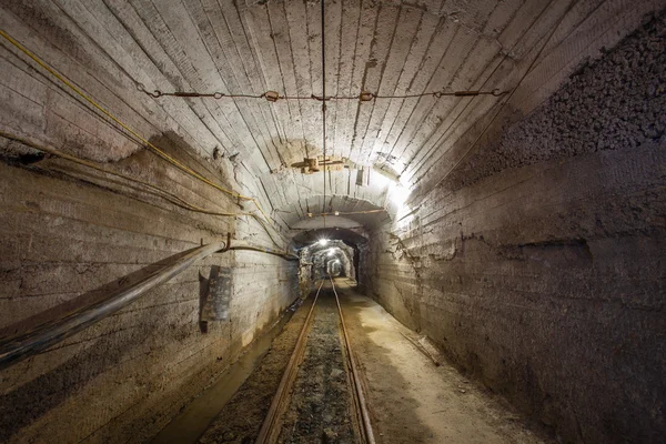 Paso de la mina subterránea con rieles y luz — Foto de Stock