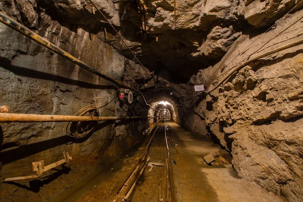 Paso de la mina subterránea con rieles — Foto de Stock