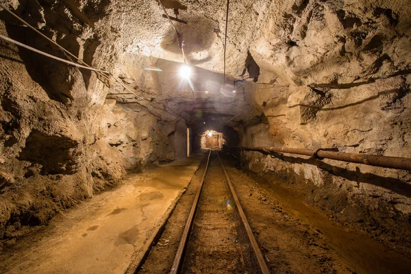 Paso de la mina subterránea con rieles — Foto de Stock