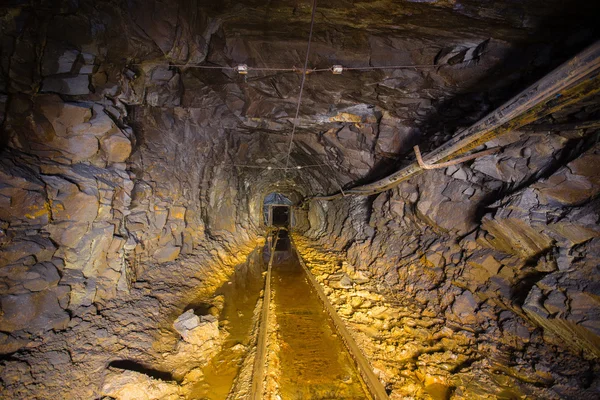 Podziemne przejście kopalni z szyn — Zdjęcie stockowe