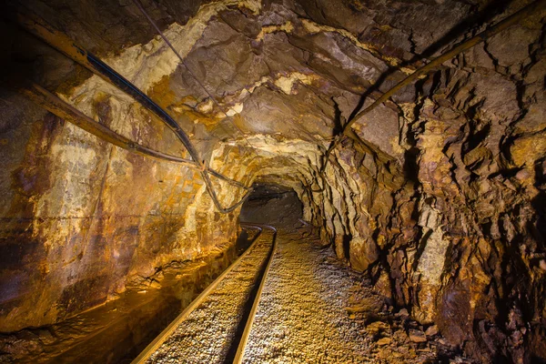 Metro rayları ile benim geçiş