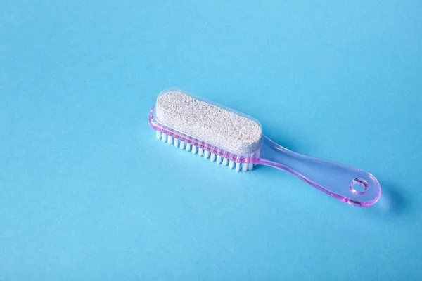 Pedra Pomes Com Alça Plástico Rosa Escova Pedicure Fundo Azul — Fotografia de Stock