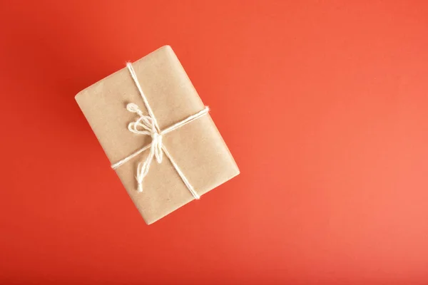 Caja Regalo Navidad Envuelta Papel Kraft Con Decoración Sobre Fondo — Foto de Stock