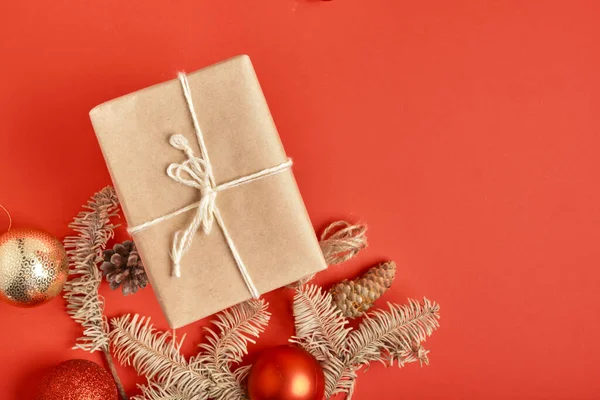 Karácsonyi Ajándékdobozok Csomagolva Kraft Papír Dekoráció Piros Háttér Felülnézet — Stock Fotó
