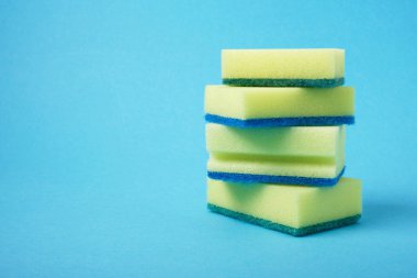 Mavi arkaplanda bulaşık süngerleri