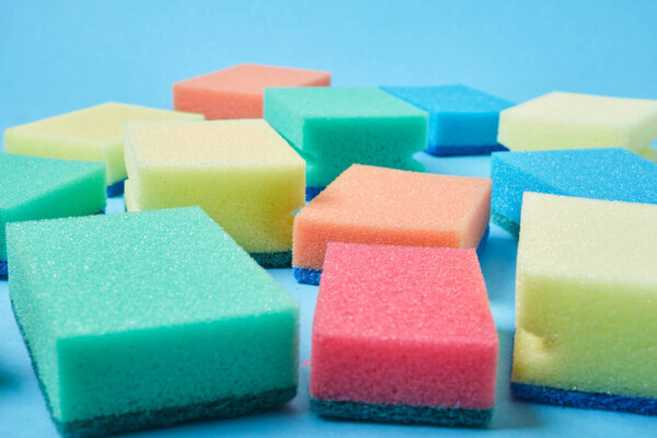 Новые красочные губки для мытья посуды на синем фоне