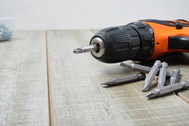 elektrikli tornavida, kendini beceren vidalar, tornavida parçaları, tahta arka plandaki alet kutusu kopyalama alanı