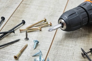 elektrikli tornavida, kendini beceren vidalar, tornavida parçaları, tahta arka plandaki alet kutusu kopyalama alanı