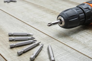 elektrikli tornavida, kendini beceren vidalar, tornavida parçaları, tahta arka plandaki alet kutusu kopyalama alanı