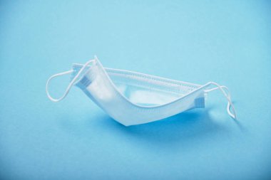 Mavi arkaplanda koruyucu yüz maskesi kullanıldı.