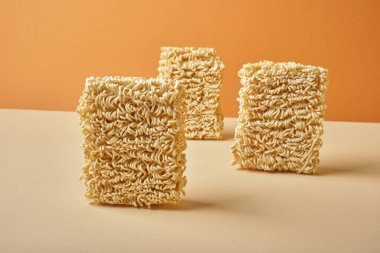 Kahverengi arka planda üç tane kuru erişte.