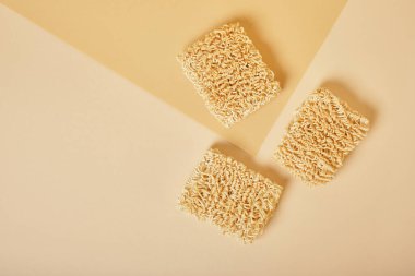 Bej arka planda kurutulmuş hazır şehriye. üst görünüm kopyalama alanı