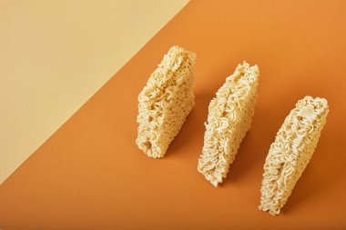 Bej ve kahverengi arkaplan fotokopi alanı üzerinde üç blok kuru hazır şehriye