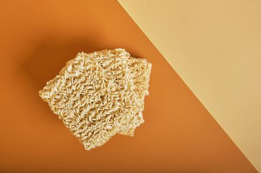 Bej ve kahverengi arkaplan fotokopi alanı üst görünümünde üç blok kuru erişte.