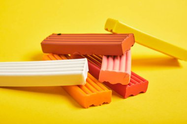 Sarı arkaplan kopyalama boşluğunda renkli plastiksin