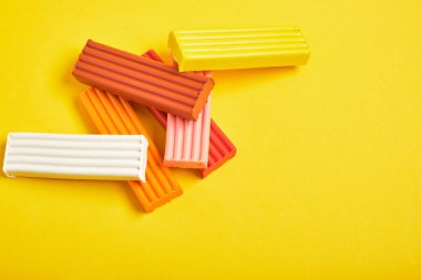 Sarı arkaplan kopyalama boşluğunda renkli plastiksin