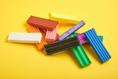 Sarı arkaplan kopyalama boşluğunda renkli plastiksin