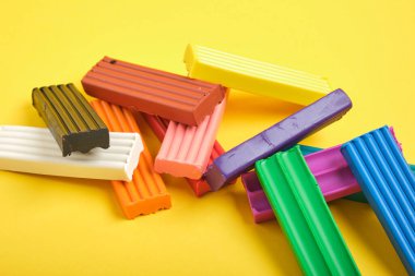 Sarı arkaplan kopyalama boşluğunda renkli plastiksin