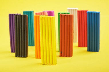 Sarı arkaplan kopyalama boşluğunda renkli plastiksin