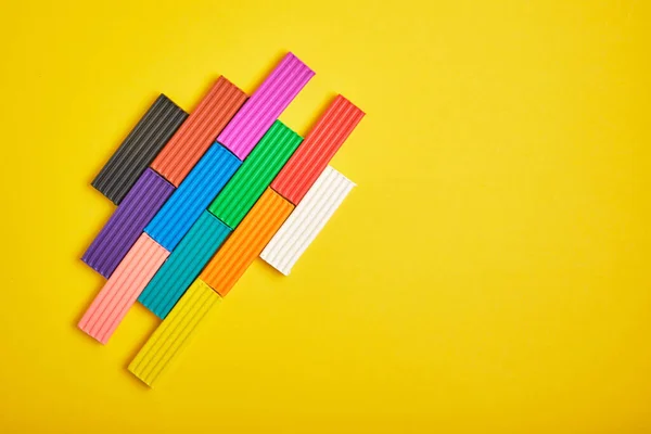 Plasticina colorida no espaço de cópia de fundo amarelo — Fotografia de Stock