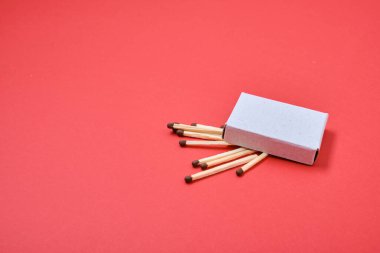 Kırmızı arkaplan kopyalama boşluğundaki karton kutunun altında eşleşir