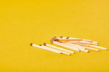Sarı arka planda bir avuç kibrit.