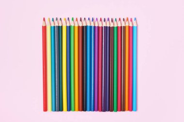 Pembe arkaplandaki renkli kalemler üst görünüm kopyalama alanı