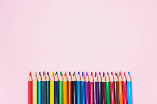 Lápices Colores Sobre Fondo Rosa Vista Superior Espacio Copia — Foto de Stock