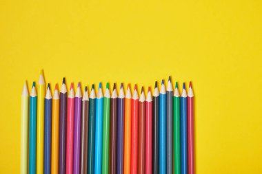 Sarı arkaplan üzerindeki renk kalemleri üst boşluk görünümü