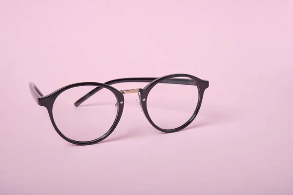 Brille Schwarzem Rahmen Auf Rosa Hintergrund Kopierraum — Stockfoto