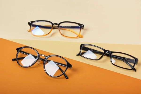 Mehrere Brillenpaare Auf Beigem Und Braunem Hintergrund Geometrische Hintergrundansicht — Stockfoto