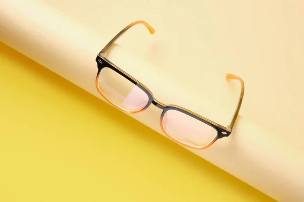 Óculos Rolo Papel Bege Fundo Geométrico Cores Tendência Fundo Amarelo — Fotografia de Stock