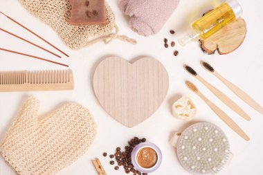 Ahşap kalp ve çevre dostu hijyen ürünleri üst görünümü taklit ediyor.