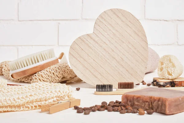 Coeur en bois et produits d'hygiène respectueux de l'environnement maquettes — Photo