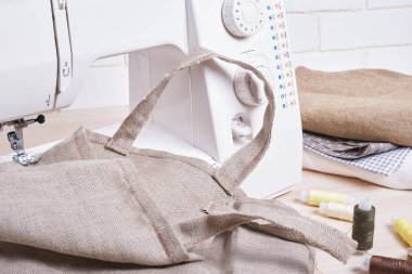 Dikiş makinesi, terzi kadın işyeri kullanarak eko poşetleri dikme işlemi