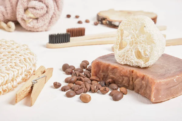 Luffa och kakao hemmagjord tvål, bambu tandborstar och badrumstillbehör — Stockfoto