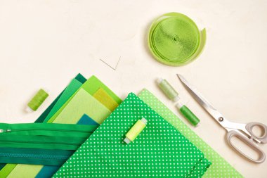 Makas, iplik, cırt cırt bant ve keçe, masaya dikiş ve dikiş için aksesuarlar, keçe oyuncaklar.