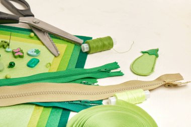 Masaya dikiş ve dikiş işi için aksesuarlar, oyuncaklar dikmek ve dekorasyon yapmak için.