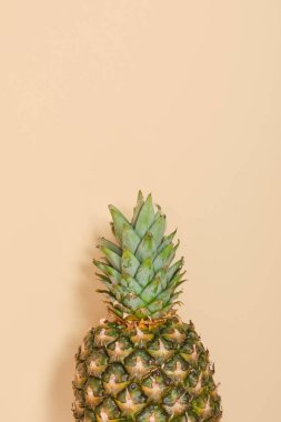 Taze taze ananas bej arka plan fotokopi alanı üst görünümü