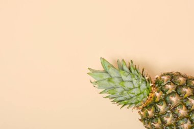 Taze taze ananas bej arka plan fotokopi alanı üst görünümü