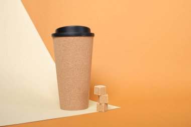 kahverengi şeker küpleri ve mantardan yapılmış termo bardak bej ve kahverengi arkaplan fotokopi alanı