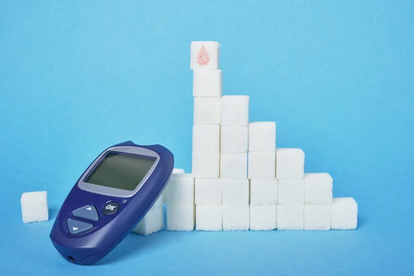 Dispositivo Medidor Glucosa Sangre Escalera Cubos Azúcar Sobre Fondo Azul —  Fotos de Stock