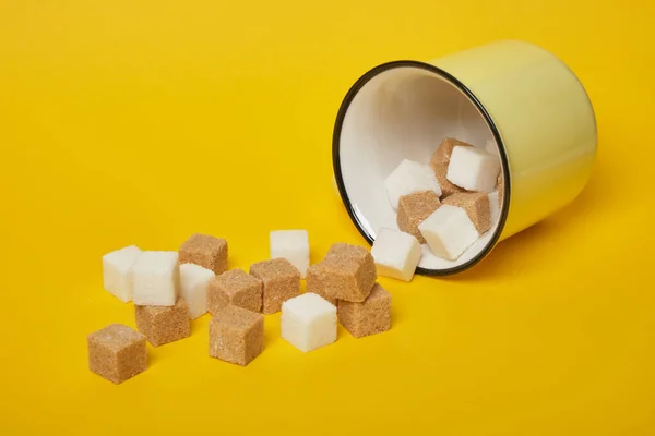 Caña Azúcar Marrón Blanco Cubos Cayeron Taza Amarilla Espacio Copia — Foto de Stock