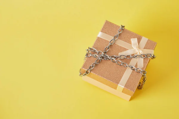 Caja Regalo Cuadrada Rosa Brillante Envuelta Con Cadena Sobre Fondo — Foto de Stock